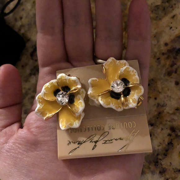Kenneth Jay Lane Clip On earrings - Picture 3 of 3